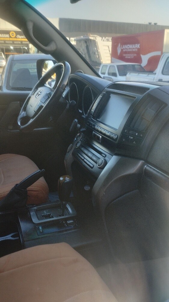 2009 Toyota Land Cruiser, in pristine condition. The gearbox - 3