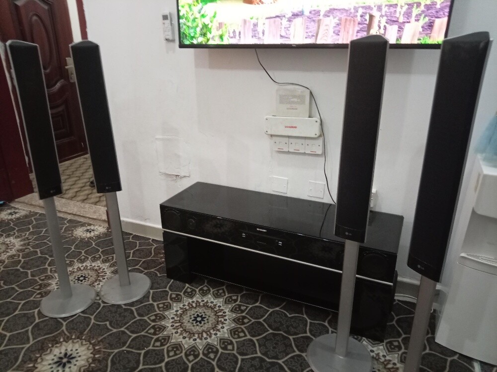 طاولة بلاتوث مع سماعات - 1