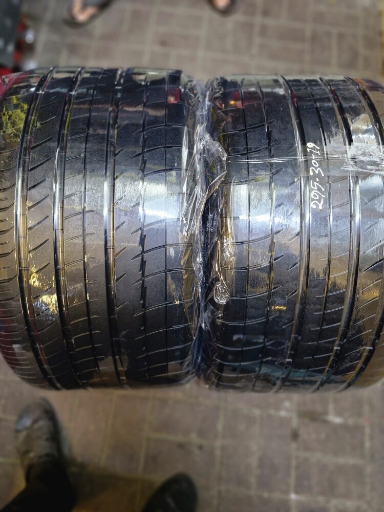 295/30/19"Michiline tire - 4