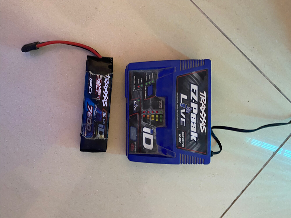 Traxxas charger and battery - 1
