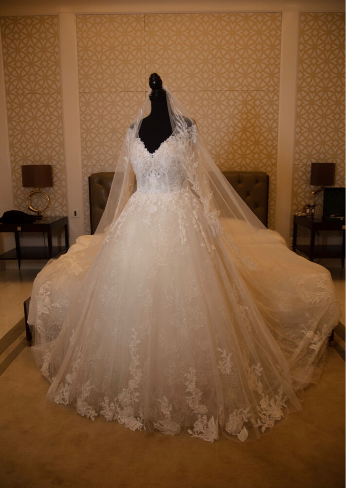 A semi-new wedding dress - 3