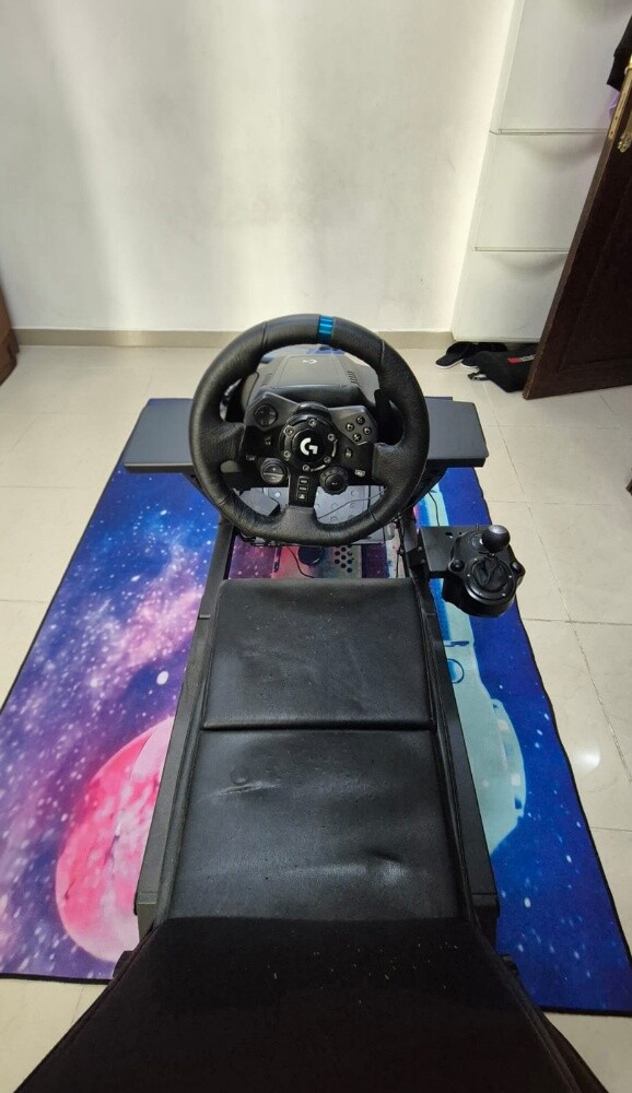 Logitech G923 racing simulator - 2