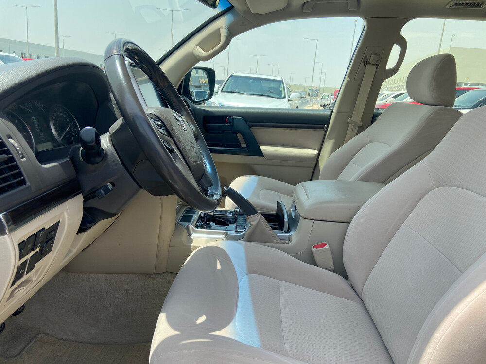 GXR 2021 V8 white  - 7