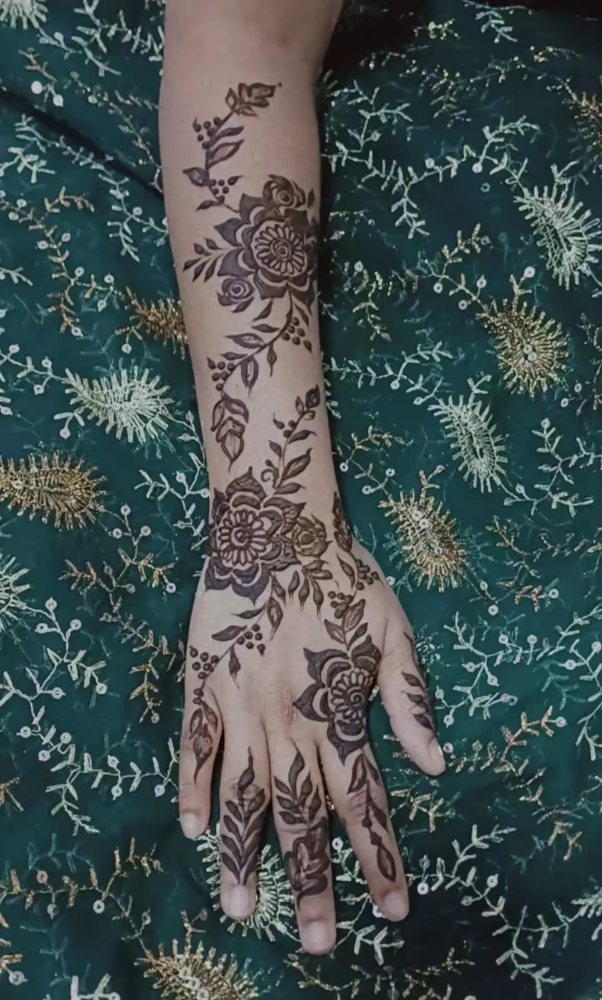 Professional henna artist available - 7