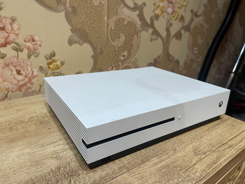 Xbox 1s 1TB with Forza horizon cd - 2