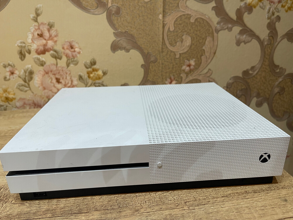 Xbox 1s 1TB with Forza horizon cd - 1