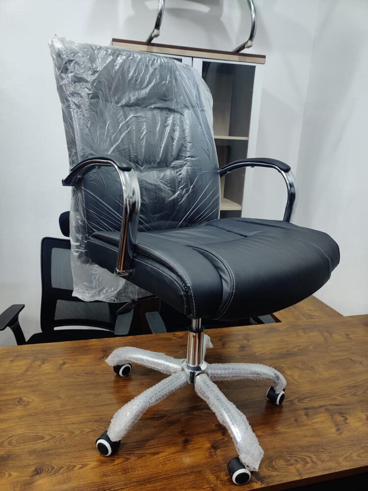 Used Office Chair sale 250 qr  - 6