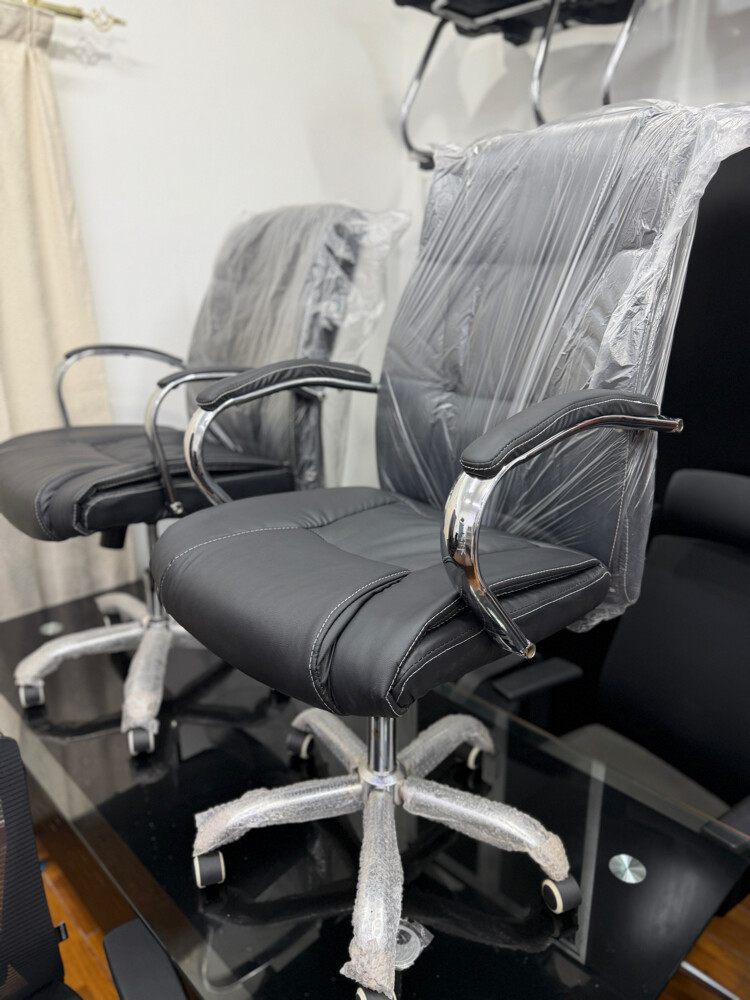 Used Office Chair sale 250 qr  - 4