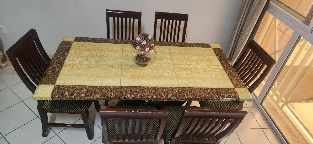 طاولة طعام مع 6 كراسي بحالة جيدة - 1
