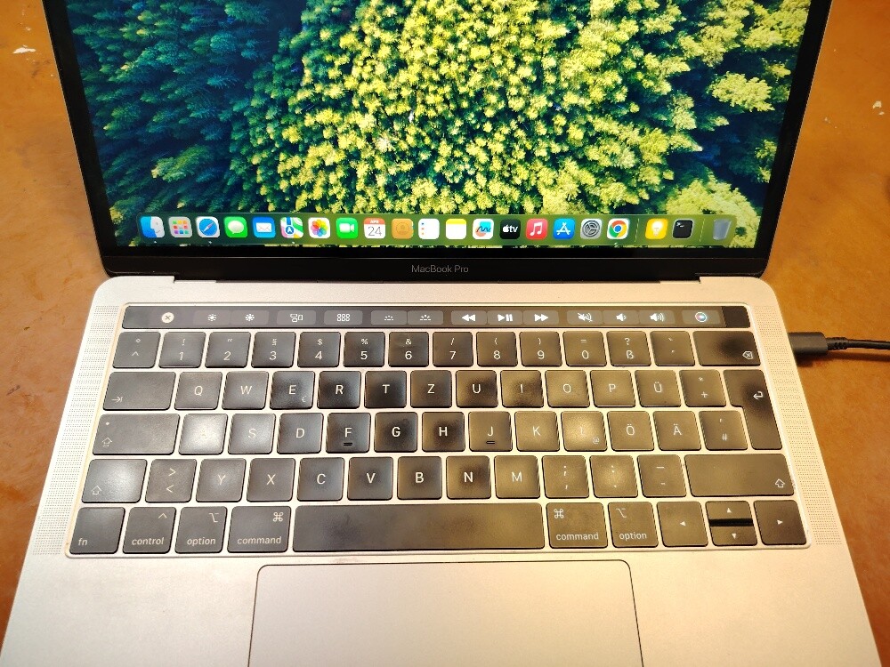 Macbook pro touch bar & iD - 4