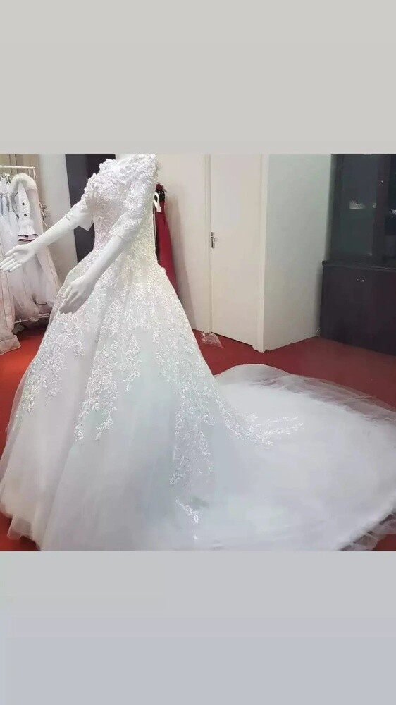 فستان زفاف للإيجار، يشمل الطرحة و - 6