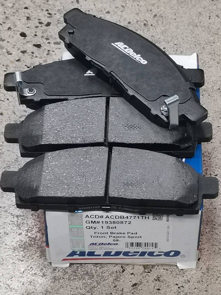 mitsubishi pajero fornt brake pads - 1