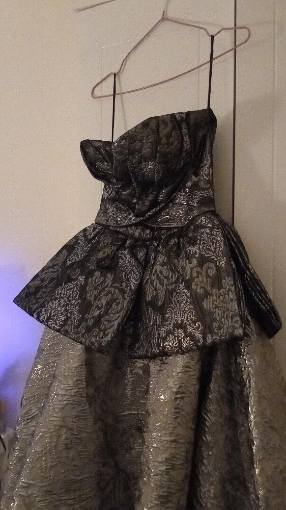 A very luxurious dress - 2