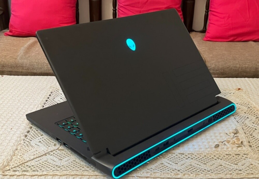 Alienware M15 R7 - 3