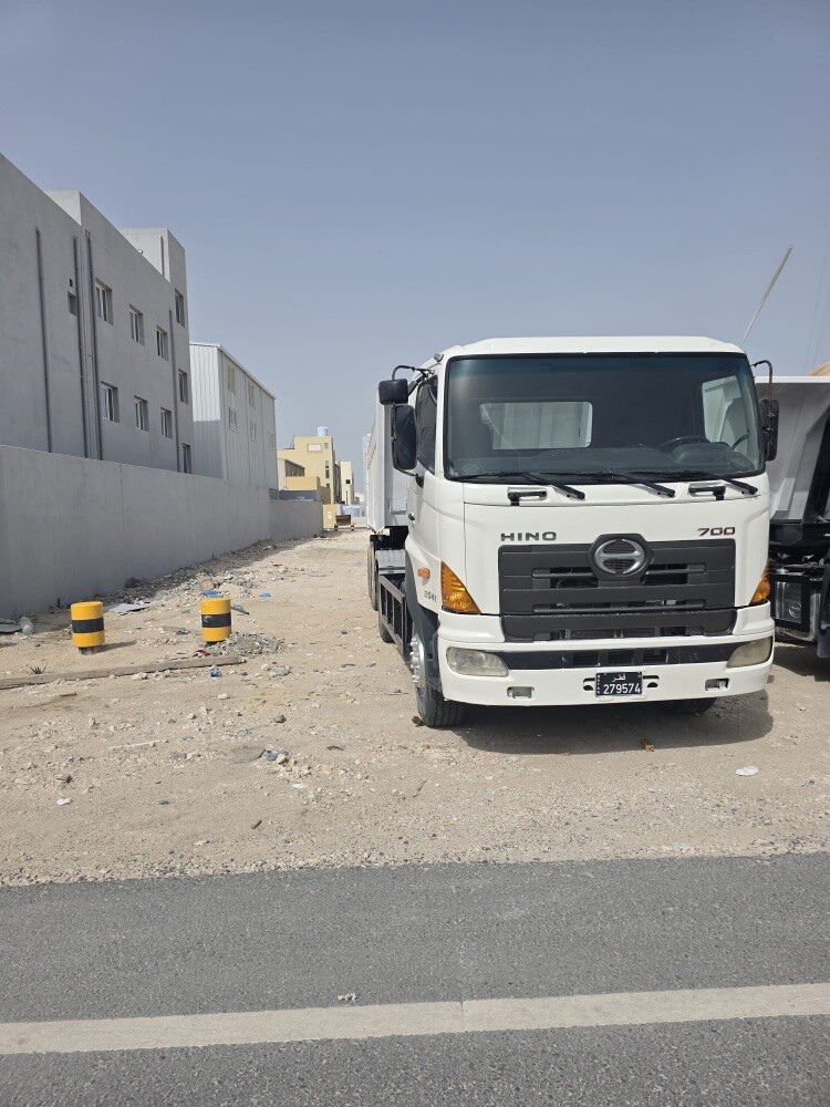 14 Trailers Mercedes and Hino - 9
