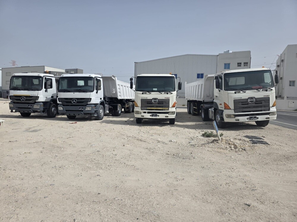 14 Trailers Mercedes and Hino - 10