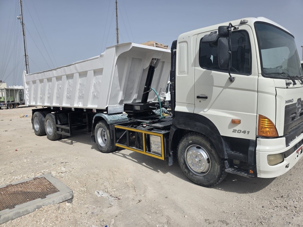 14 Trailers Mercedes and Hino - 3