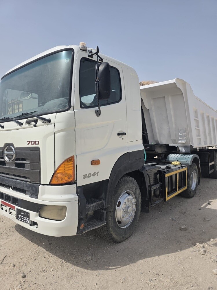 14 Trailers Mercedes and Hino - 2