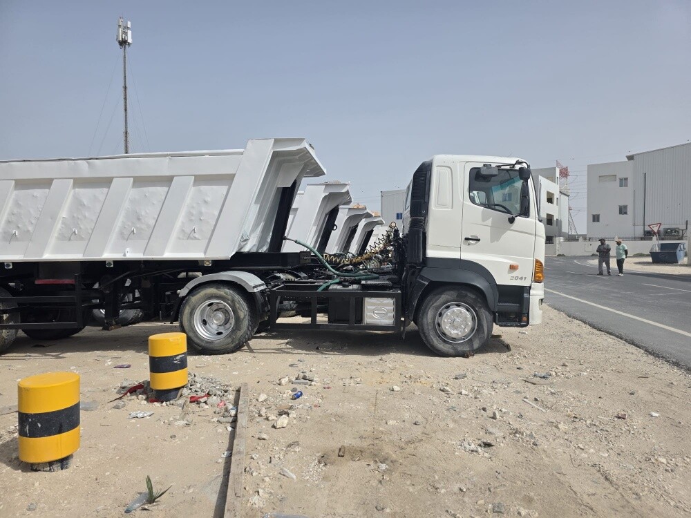 14 Trailers Mercedes and Hino - 8