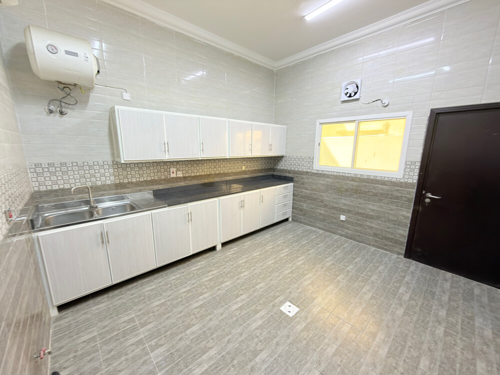 Villa in Umm Al Amad 6 bedroom - 11