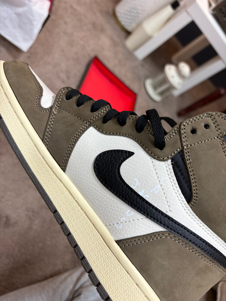 Travis Scott Air Jordan1 High Mocha - 4