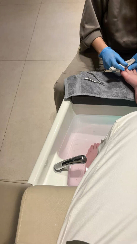 pedicure&manicure specialist - 1