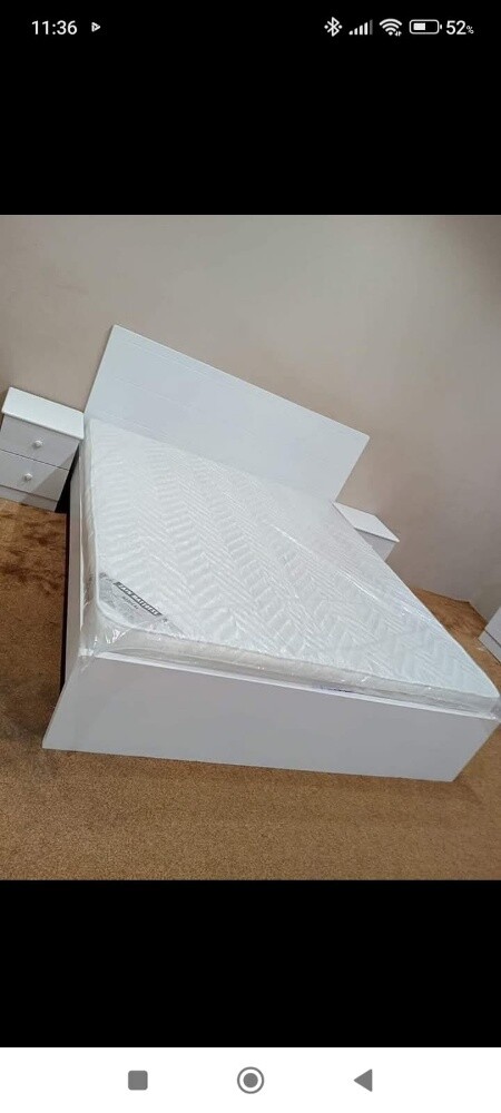 سرير مزدوج مع مرتبة متوفر للبيع - 1