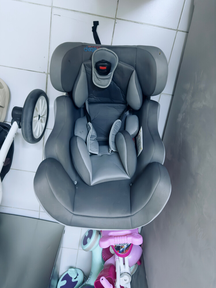 perfectly used car seat.  - 4