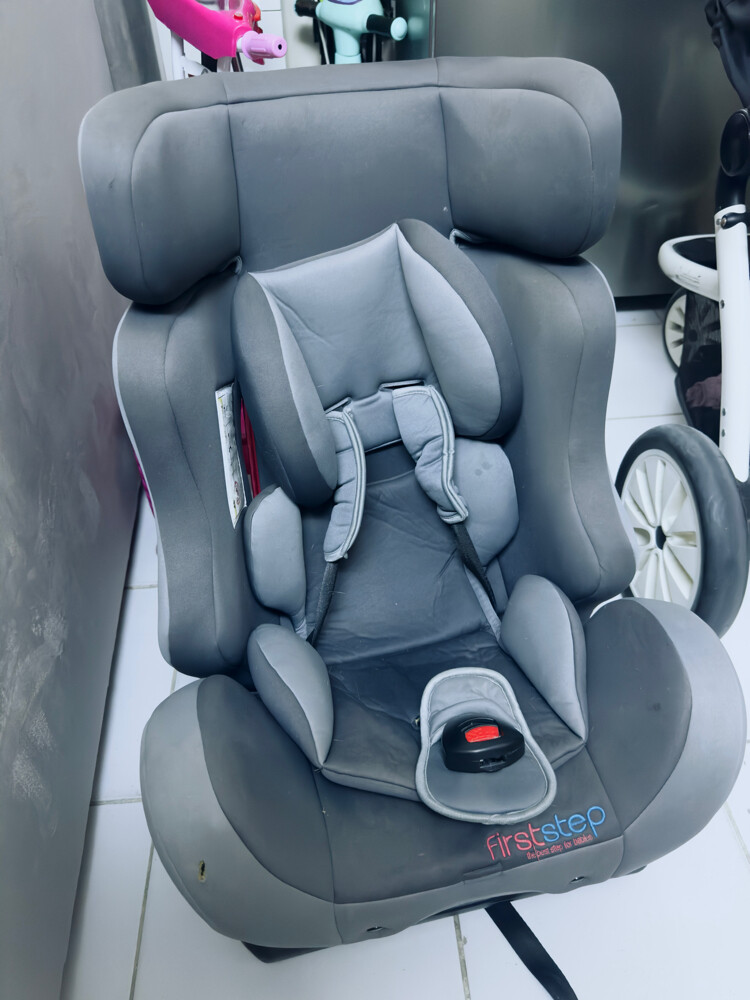 perfectly used car seat.  - 3