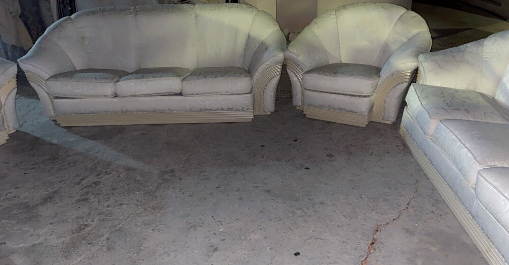 Seating chairs in excellent conditi - 1