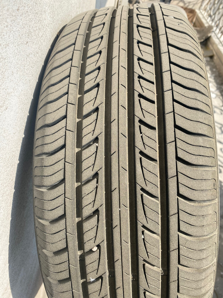 Tire in excellent condition - 1