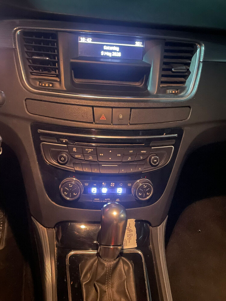 سياره بيجو  - 1