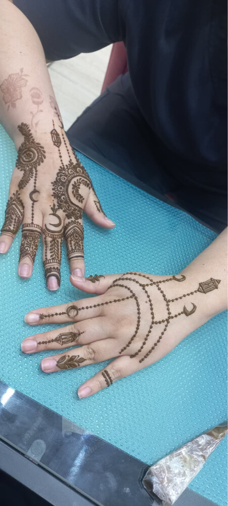 HENNA ARTIST  - 5