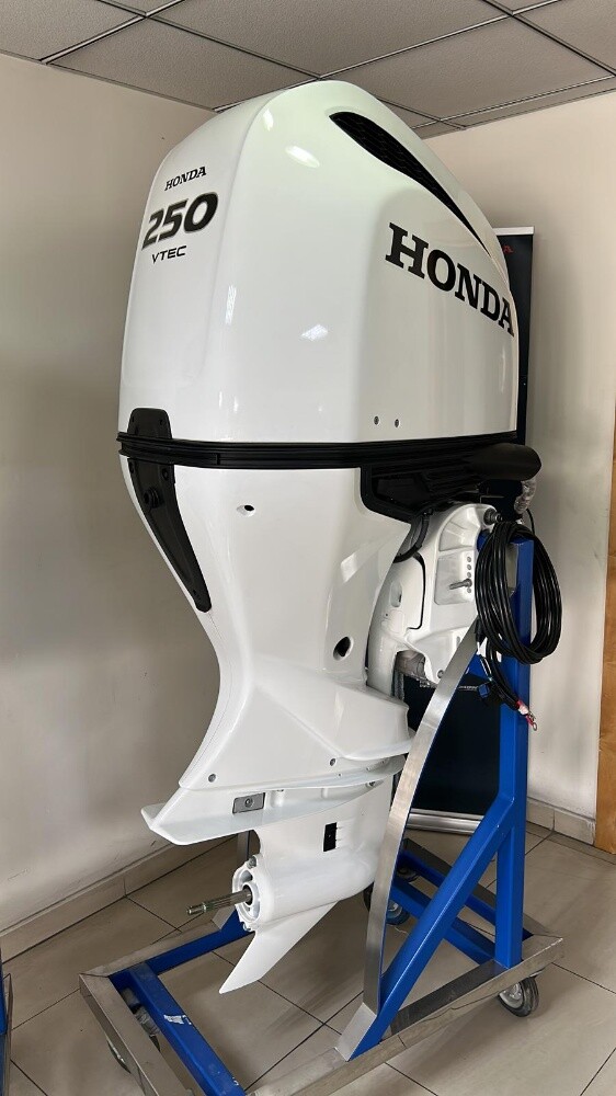 Honda 250 outboard  Engine Motor - 1