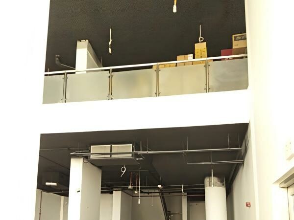 فرصة تجارية: معرض واسع مع ميزانين - 5