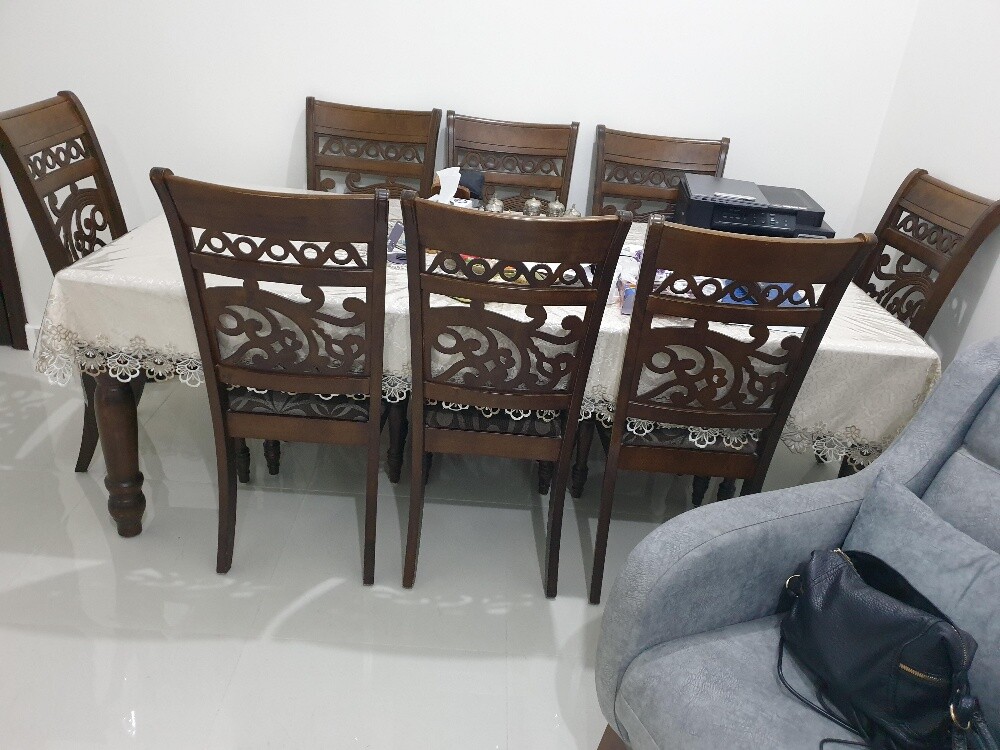 طاولة صفرة مع ٨ كراسة بحالة ممتاز - 1
