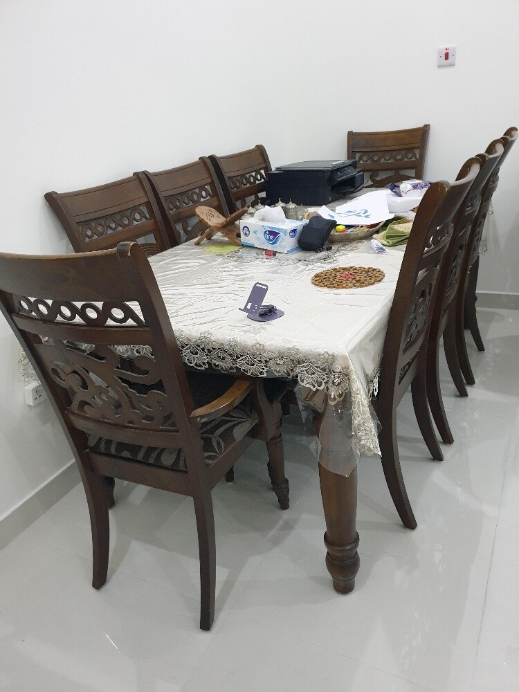 طاولة صفرة مع ٨ كراسة بحالة ممتاز - 2