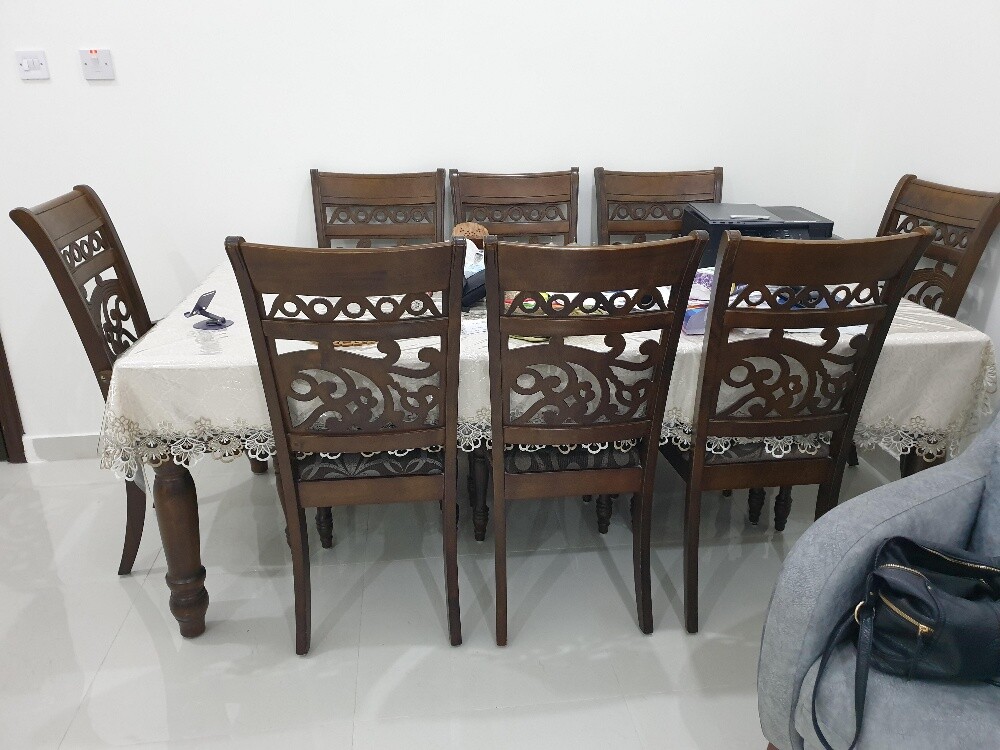 طاولة صفرة مع ٨ كراسة بحالة ممتاز - 3
