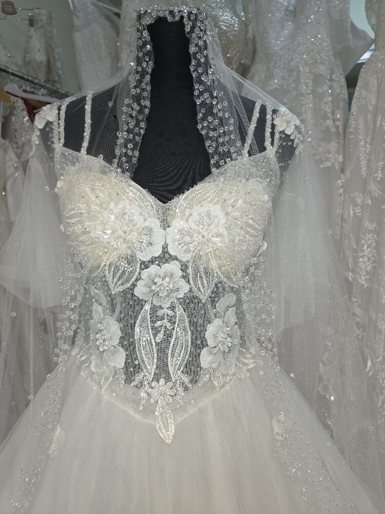 Brand new wedding gown for sale or - 4