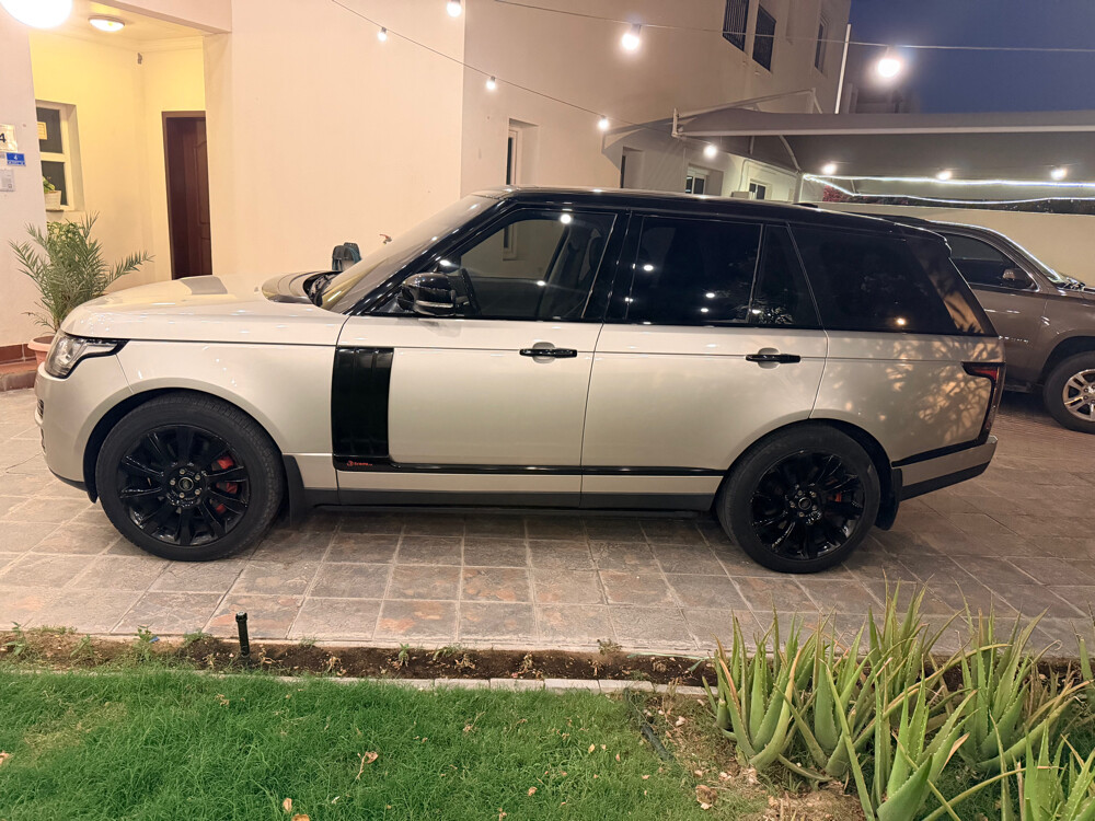 Gold/Brown Range Rover Vogue - 12