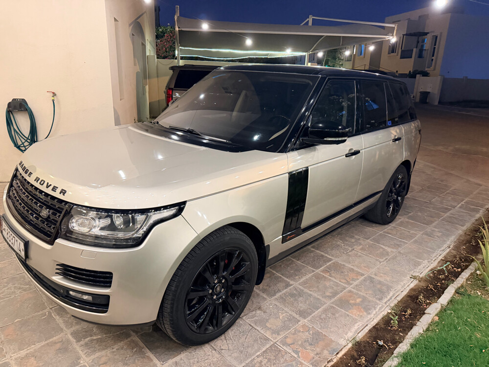 Gold/Brown Range Rover Vogue - 13
