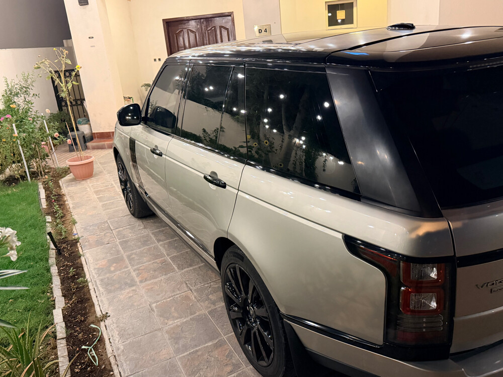 Gold/Brown Range Rover Vogue - 11