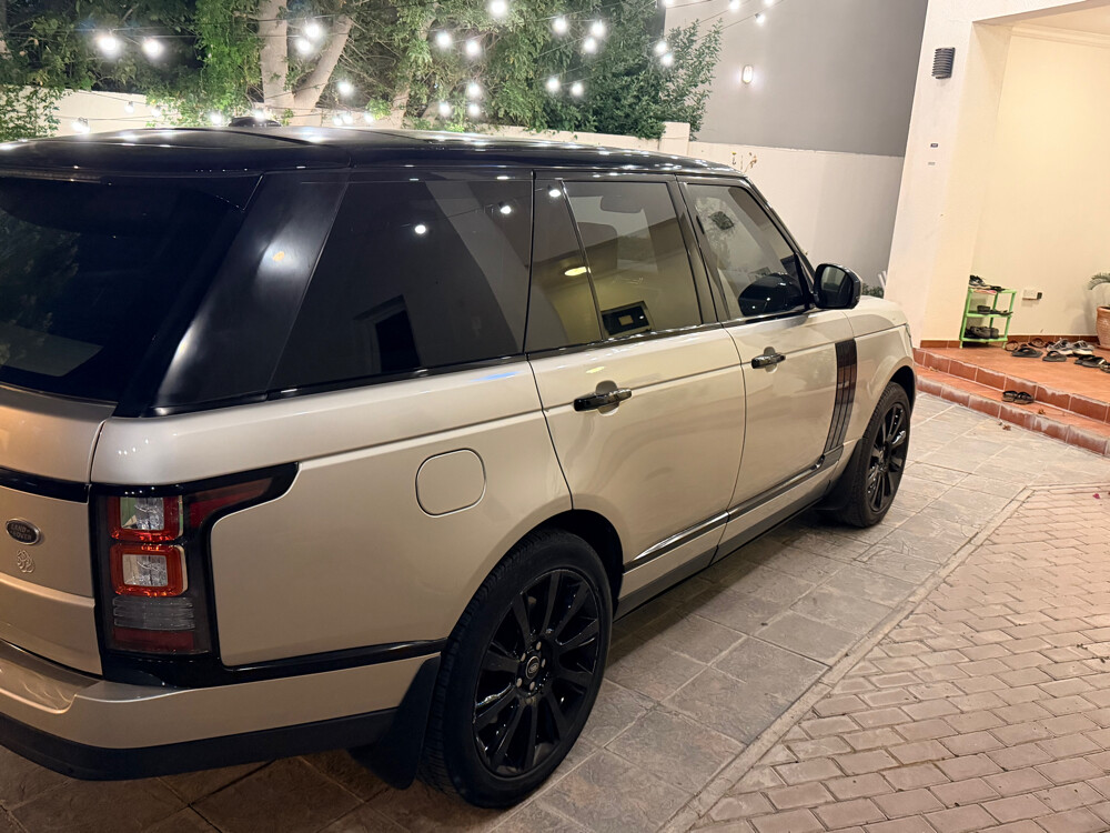 Gold/Brown Range Rover Vogue - 9