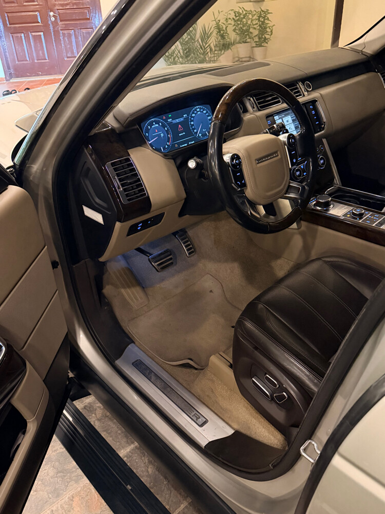 Gold/Brown Range Rover Vogue - 5