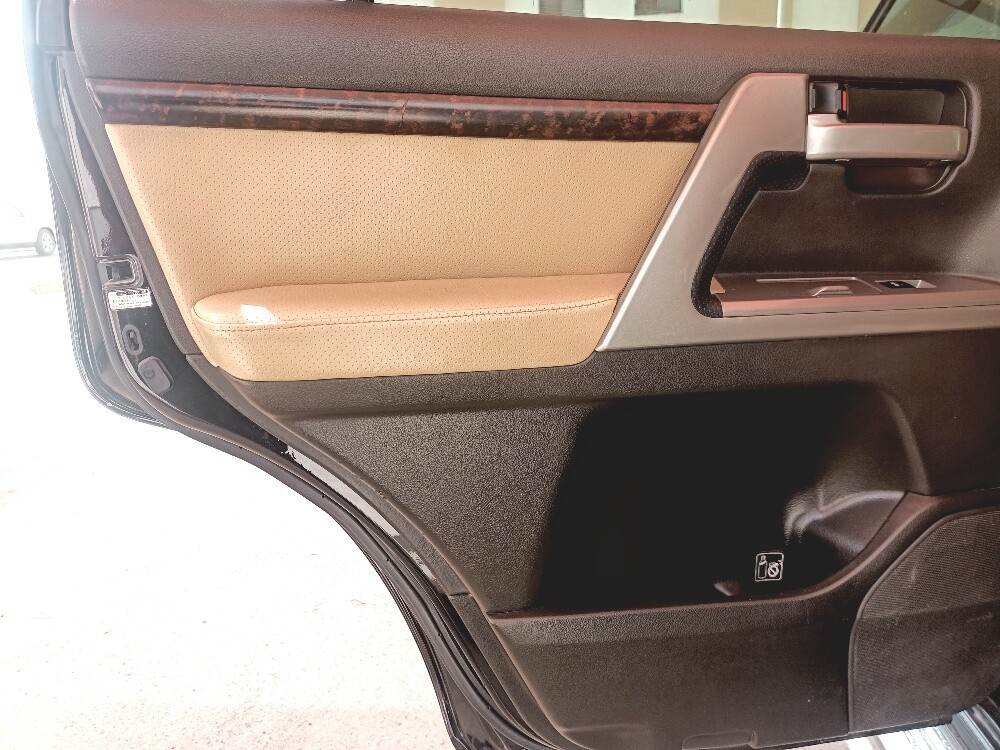 Well maintained clean land cruiser - 10
