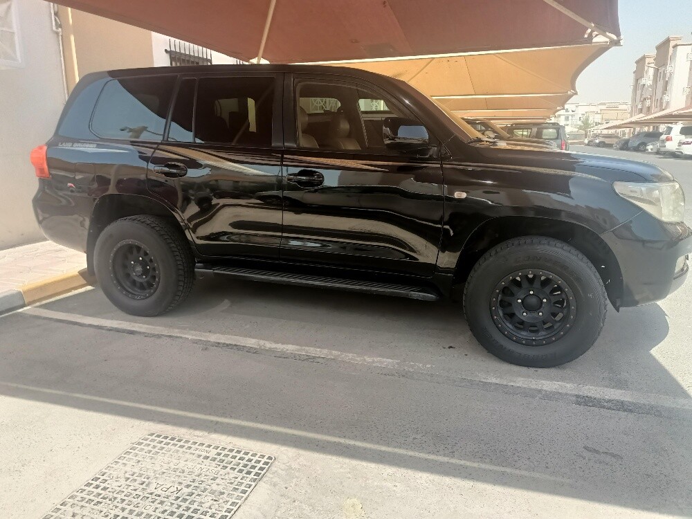 Well maintained clean land cruiser - 6