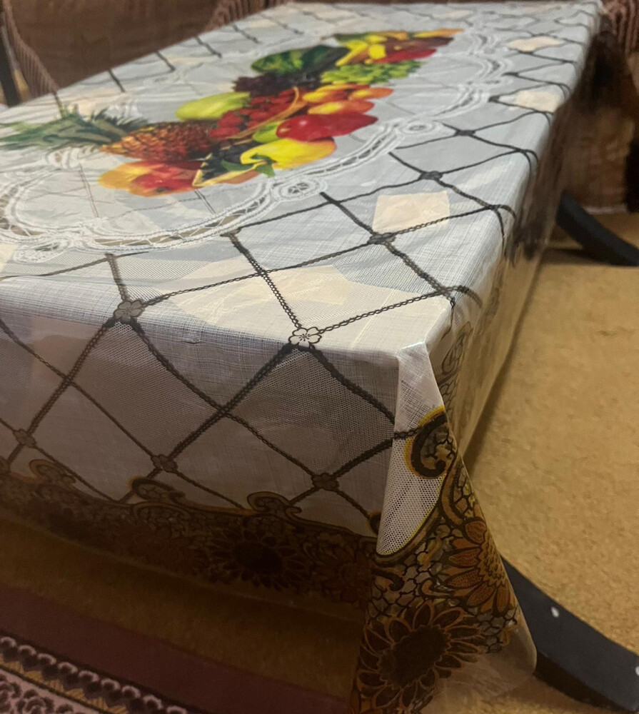 طاولة مع مفرش بلاستيك  - 3