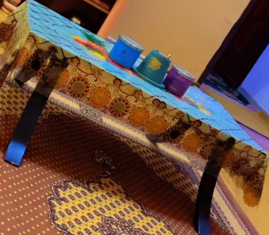 طاولة مع مفرش بلاستيك  - 1