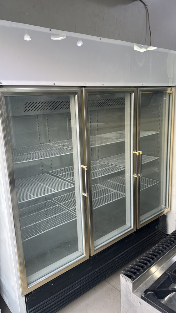 3-Door chiller - 1