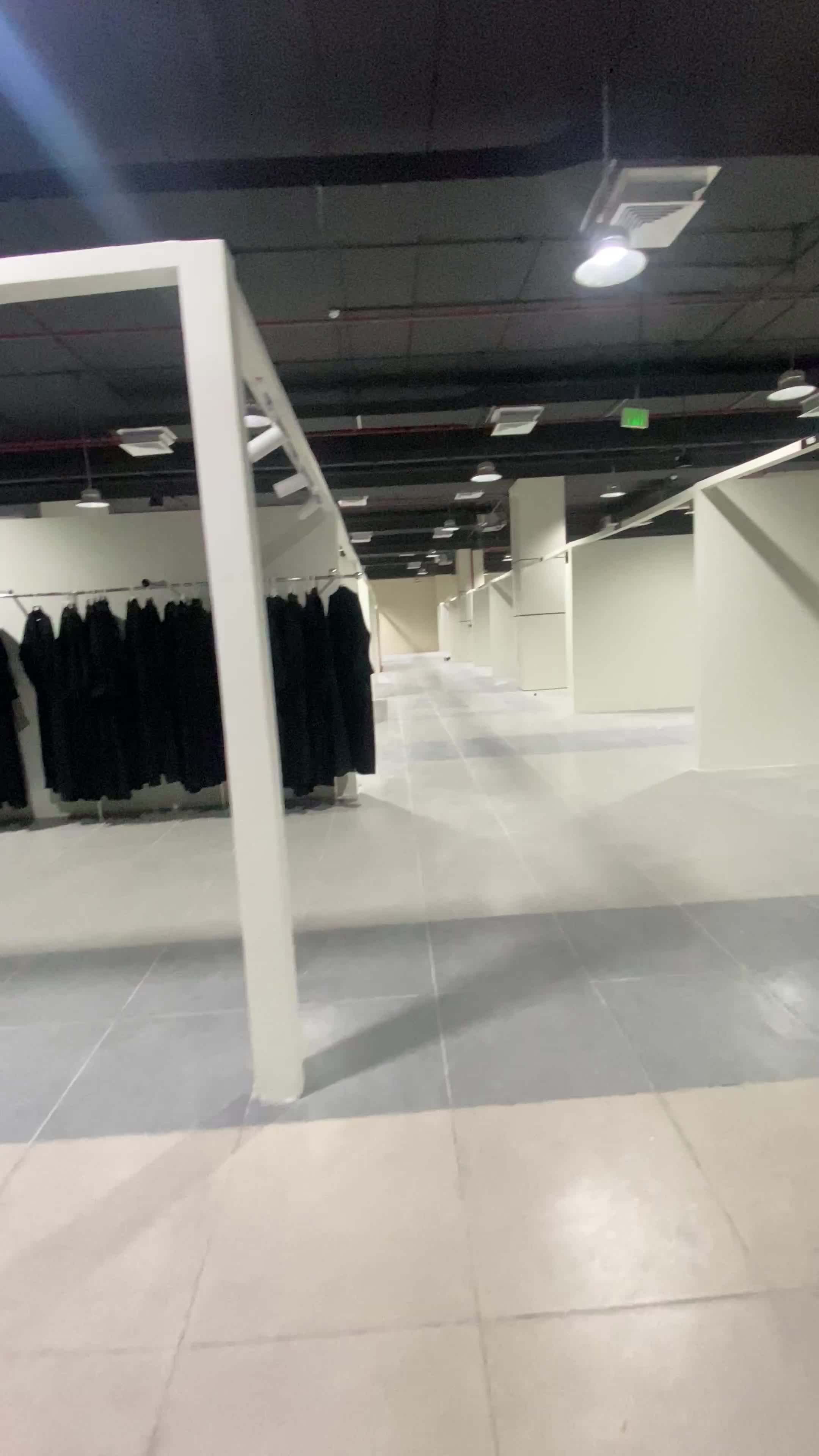 محلات ضمن بازار في مول - 1